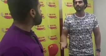 Shocking! Arjun Kapoor Slaps RJ Arpit At Live Interview Radio Mirchi 